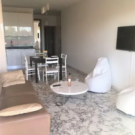 Sur Mer: Spacieux Et Climatisé Apartment